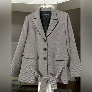 Evan Picone Suit . Women’s size 14 black white and Maroon blazer with belt